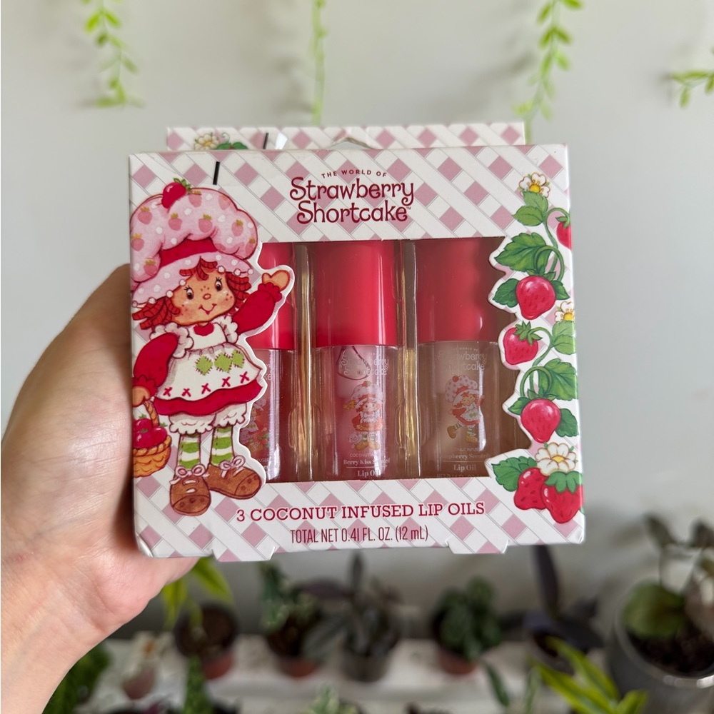 Set of 2 Strawberry Shortcake 3-Pack Scented Hand Lotions & Lip Oils - Picture 4 of 6